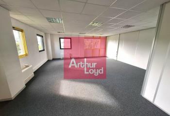 Location bureaux - Proche autoroutes, tramway et bus  à Aubière - 63170