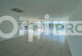 Bureau à louer - très lumineux - belle visibilité  à Baie-Mahault - 97122
