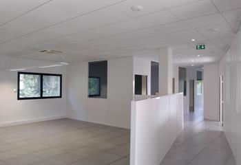 Surface de bureaux à louer en immeuble moderne à  à Brignais - 69530
