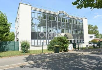 Location bureaux - Proche A43, métro D, tram T2  à Bron - 69500