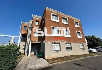 Location bureaux - Parc clos et sécurisé  à Chassieu - 69680