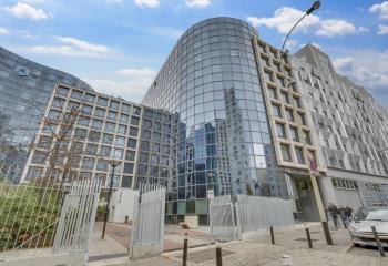 Location bureaux - Proche Défense, métro et RER  à Courbevoie - 92400