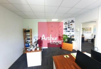 Location bureau - Proximité autoroute et commerces  à Cournon-d'Auvergne - 63800