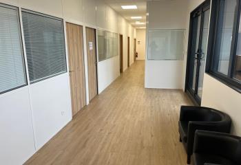 Bureaux à louer à - Parc Alata - Lumineux proche transports  à Creil - 60100