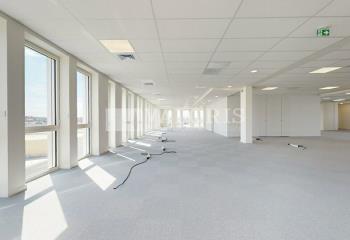 Location bureaux - Proche rocade Est et A46, Tram T7 et Bus 85  à Décines-Charpieu - 69150
