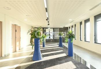 Location bureaux - Proche Groupama Stadium, rocade Est et tram T7  à Décines-Charpieu - 69150