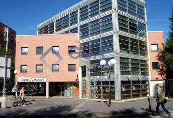 Location bureaux Centre - Proche RER D et centre commercial Le Spot