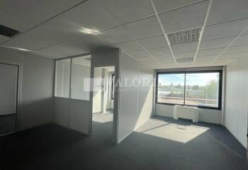 Location bureaux - Proche A7 et transports en commun  à Feyzin - 69320