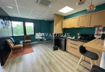 Location bureaux - Proche gare TER, bus et autoroutes  à Francheville - 69340