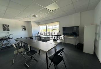 Location bureaux - Proche autoroute A8 et bus  à Fréjus - 83600