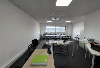 Location bureau - Proche de la route et avec ascenseur  à Fréjus - 83600