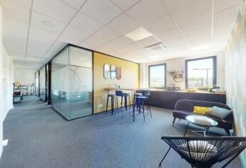 Location de bureaux aménagés proche A42 à  à Genay - 69730