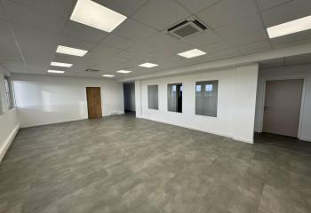 Location bureaux - Proche gare TGV  à La Ville aux Dames - 37700