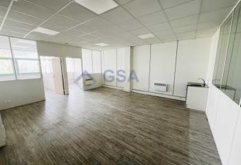 Location bureaux - Proche A6, N104, RER D, Tram T12  à Lisses - 91090