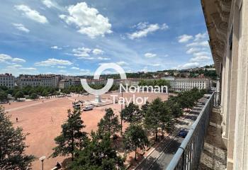 Bureaux à louer - Place Bellecour, métro et bus au pied de l'immeuble  à Lyon 2 - 69002