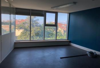 Surface de bureaux à la location -  à Marseille 15 - 13015