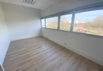 Location bureaux Chantrerie - Proximité bus et autoroute A11  à Nantes - 44000