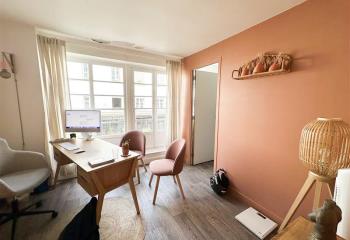 Location bureau, proche métro Gare du Nord, dans un ensemble immobilier ancien avec cour pavée