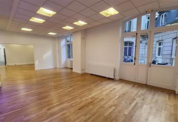 Location de bureaux à, proche Saint-Lazare, dans immeuble haussmannien  à Paris 8 - 75008