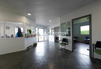 Location bureaux - Proche D1, D144, bus et gare