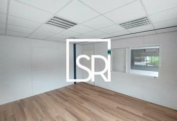 Location bureaux - Proche A71, A75 et gare de péage  à Riom - 63200