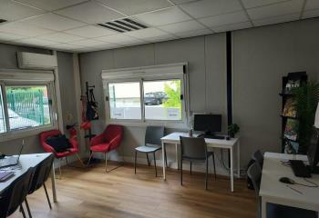 Location bureaux - Proximité commodités et axes autoroutiers  à Riom - 63200