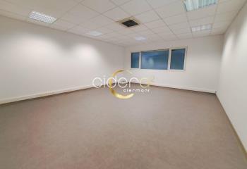 Location bureaux - Proche N89, A75 et ligne 12