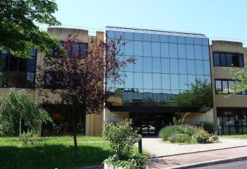 Location bureaux - Parc de Crecy, proche autoroutes A6, A89 et périphérique Nord