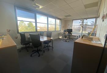 Location bureaux - Proche bus et centre commercial  à Saint-Genis-Laval - 69230