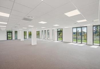Location bureaux - Proche centre commercial Atlantis, tramway et bus  à Saint-Herblain - 44800