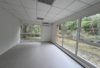 Location bureaux - Proche commerces et rocade  à Saint-Jean-d'Illac - 33127