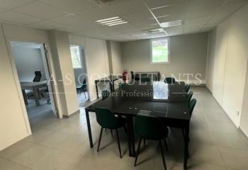 Location bureaux - Proche stationnements  à Saint-Jean-de-Maurienne - 73300