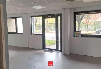 Location bureaux - Proche tram et rocade sud  à Saint-Martin-d'Hères - 38400