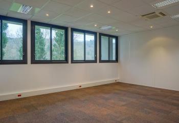 Location bureau - Proche RER B et Domaine de Saint-Paul  à Voisins-le-Bretonneux - 78960