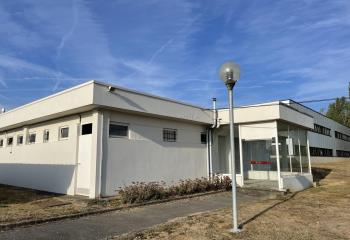 Surface de bureaux à la location avec atelier à  à Warluis - 60430