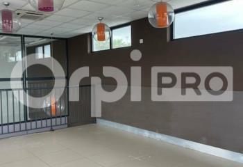 Location local commercial Baie-Mahault (97122) - 300 m²  à Baie-Mahault - 97122