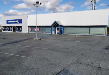 Location local commercial Lescar (64230) - 825 m²  à Lescar - 64230