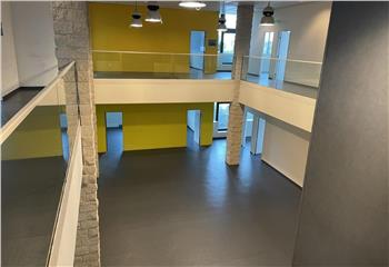 Local d'activié avec bureaux à louer dans- Au pied de l'A86  à Créteil - 94000