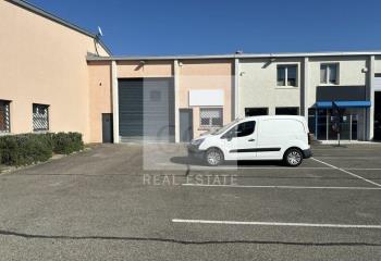 Local d'activités à louer proche bus et tram  à Décines-Charpieu - 69150