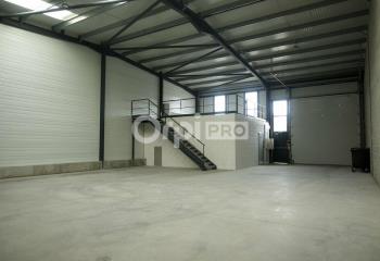 Location local d'activité - Disponible immédiatement  à Pusignan - 69330