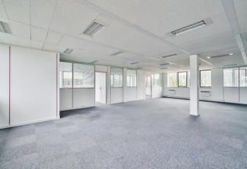 Location entrepôt - Proximité A4 et RER  à Saint-Thibault-des-Vignes - 77400