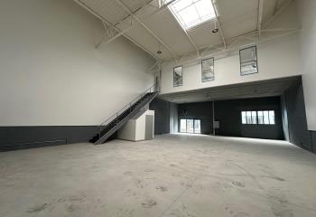 Location entrepôt - Proche N105 et Paris  à Vaux-le-Pénil - 77000