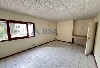 Vente bureaux, proche tribunaux, RER D, tram T12 et centre commercial