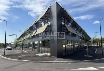 Vente bureaux, proche sortie A8 et 125 places de parking