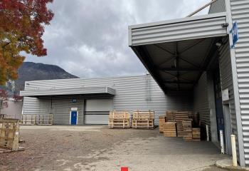 Vente local industriel - Proximité autoroute A480 et transports