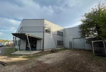 Local d'entrepôt à louer avec terrain extérieur -  à Saint-Médard-de-Guizières - 33230