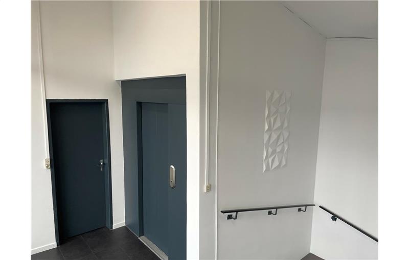 Location de bureau de 104 m² à Fleury-les-Aubrais - 45400 photo - 1