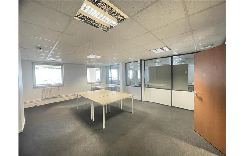 Location de bureau de 2 005 m² à Montreuil - 93100 photo - 1