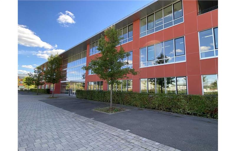 Location de bureau de 1 050 m² à Voisins-le-Bretonneux - 78960 photo - 1